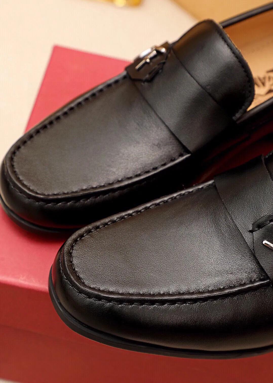Men's shoes 💰480 💐 Product trademark: Ferragamo "Ferragamo" casual leather shoes Regular size: 38-44 (45🉑️customized) Product materials: Selected imported first-layer calfskin upper + luxury hardware buckle, imported water-dyed cow leather lining. Strong three-dimensional visual effect, original outsole color: 4⃣️seed leather materials available